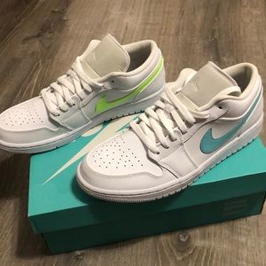 Men’s size 10 multi colored stripe Stefan janoskis